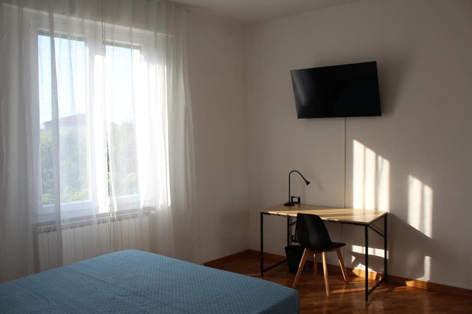 Bed, TV and multimedia, Bedroom