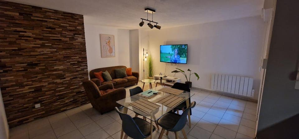 TV and multimedia, Seating area, Dining area