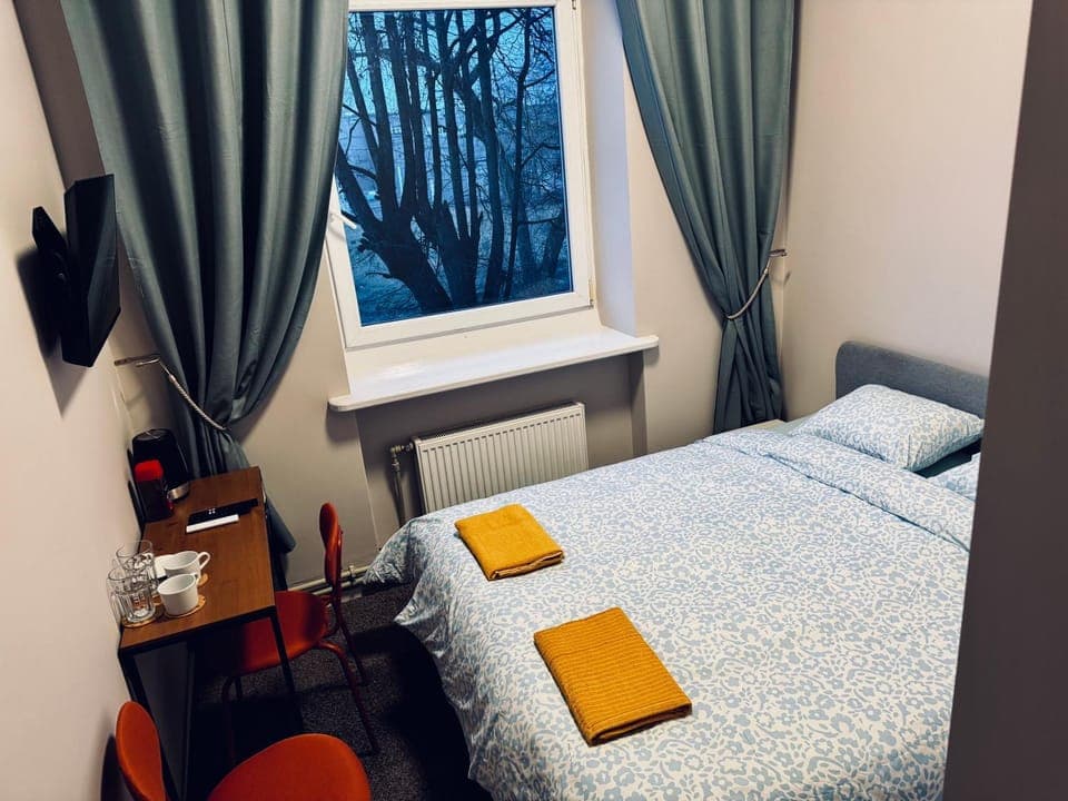 Bed, TV and multimedia, Photo of the whole room, Bedroom