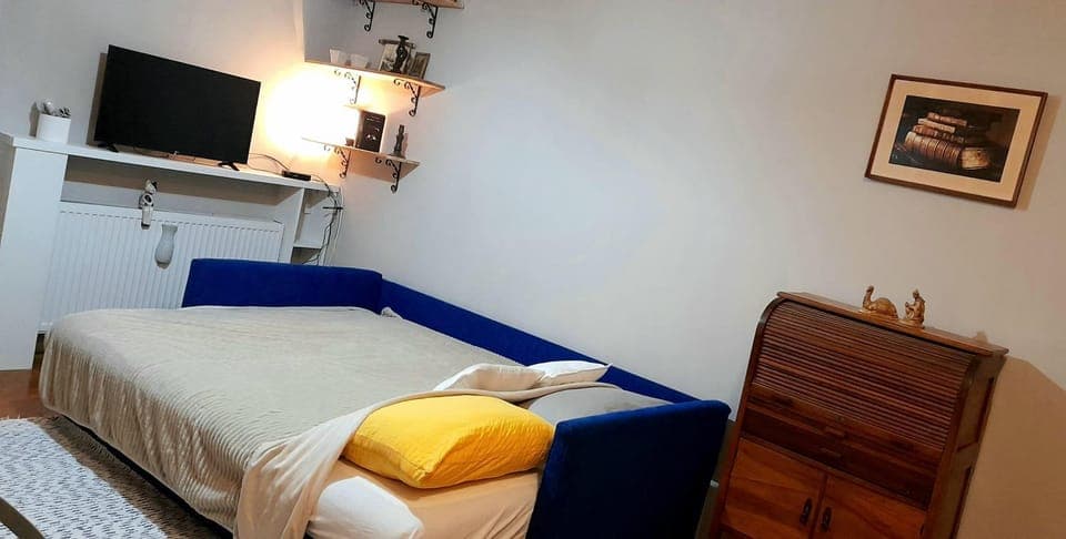 Bed, TV and multimedia, Photo of the whole room