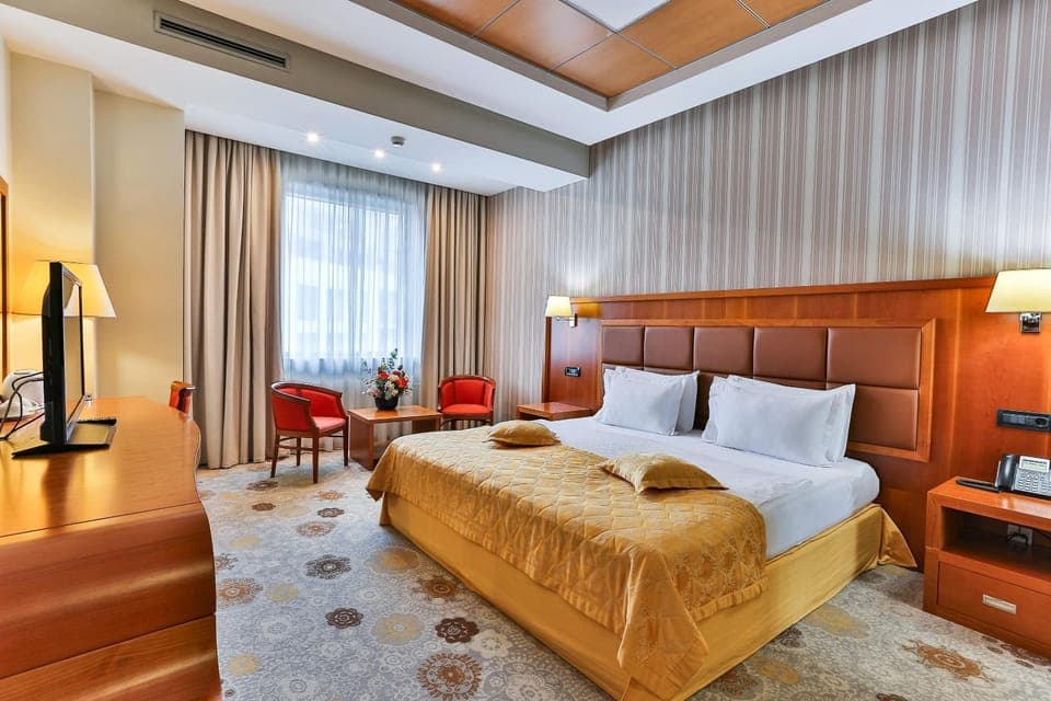 Bed, Living room, Photo of the whole room, Bedroom