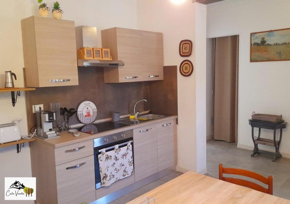 Kitchen or kitchenette, Dining area, stove