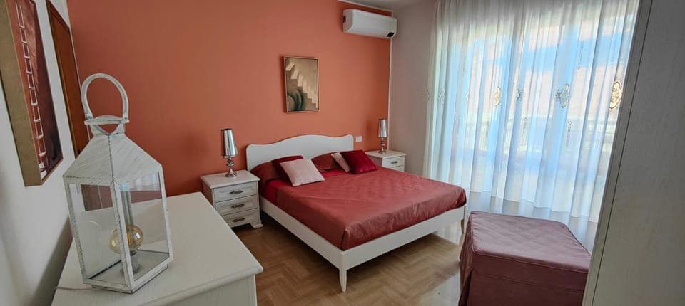 Photo of the whole room, Bedroom, air conditioner