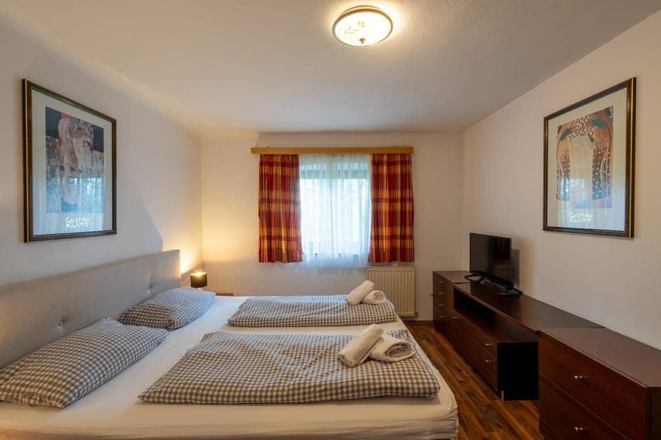 Bed, TV and multimedia, Photo of the whole room, Bedroom