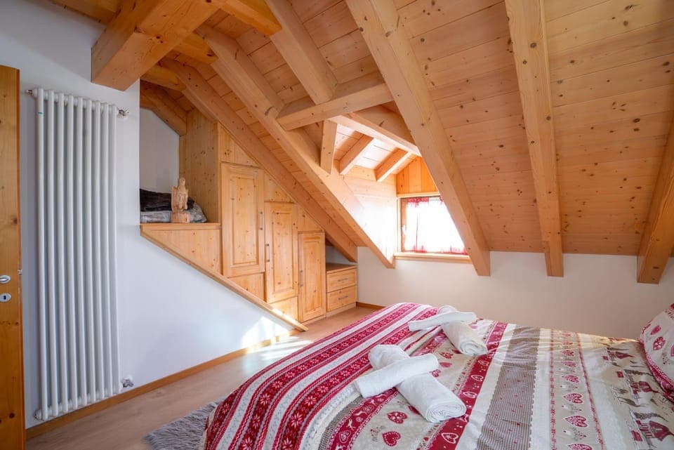 Bed, Photo of the whole room, Bedroom, internet, towels, wardrobe