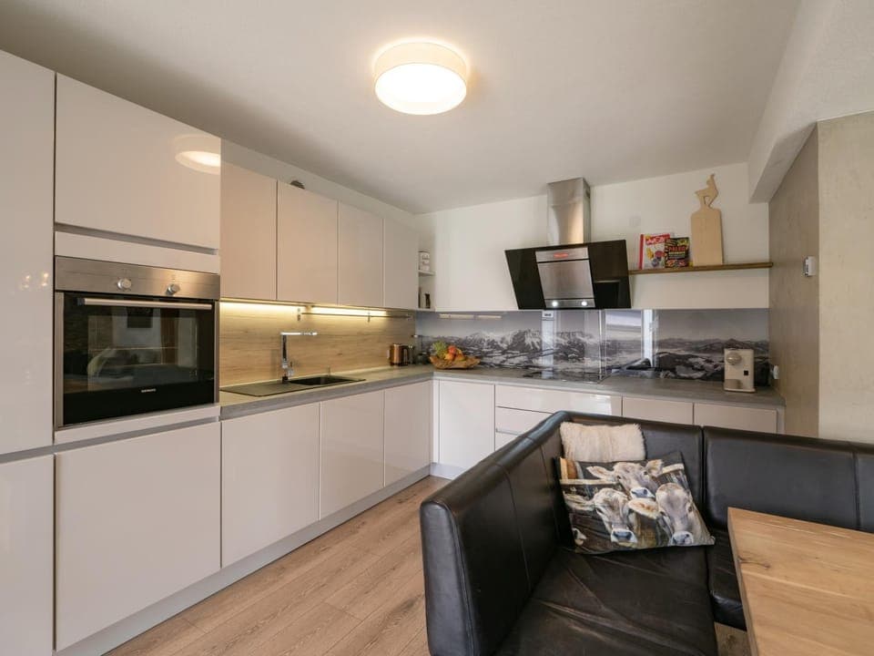 Kitchen or kitchenette, Seating area, dishwasher, stove