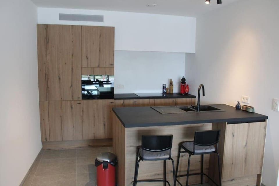 Coffee/tea facilities, Kitchen or kitchenette, Dining area, stove