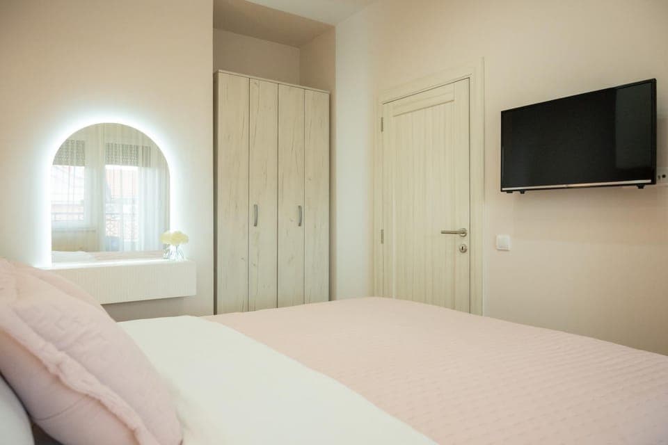 Bed, TV and multimedia, Photo of the whole room, Bedroom, wardrobe