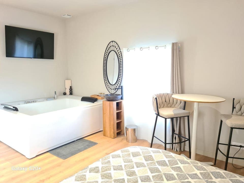 Hot Tub, Hot Tub, TV and multimedia, Bedroom