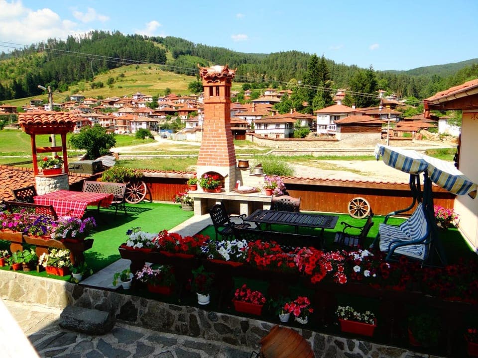 Facade/entrance, Day, Summer, BBQ facilities, Garden, Balcony/Terrace, On site, City view, Garden view, Mountain view, River view, Street view