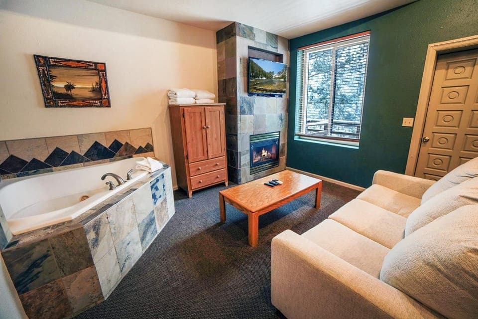 Fawn Valley Inn- 104 Apartment in Estes Park