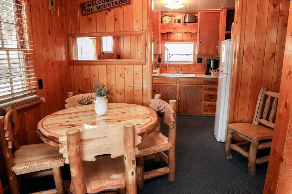 Kitchen or kitchenette, Dining area