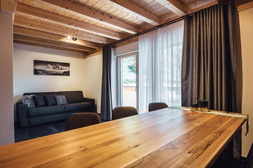 Living room, Seating area, Dining area
