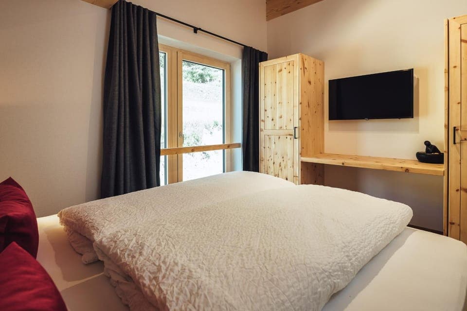 Bed, TV and multimedia, Photo of the whole room, Bedroom, wardrobe