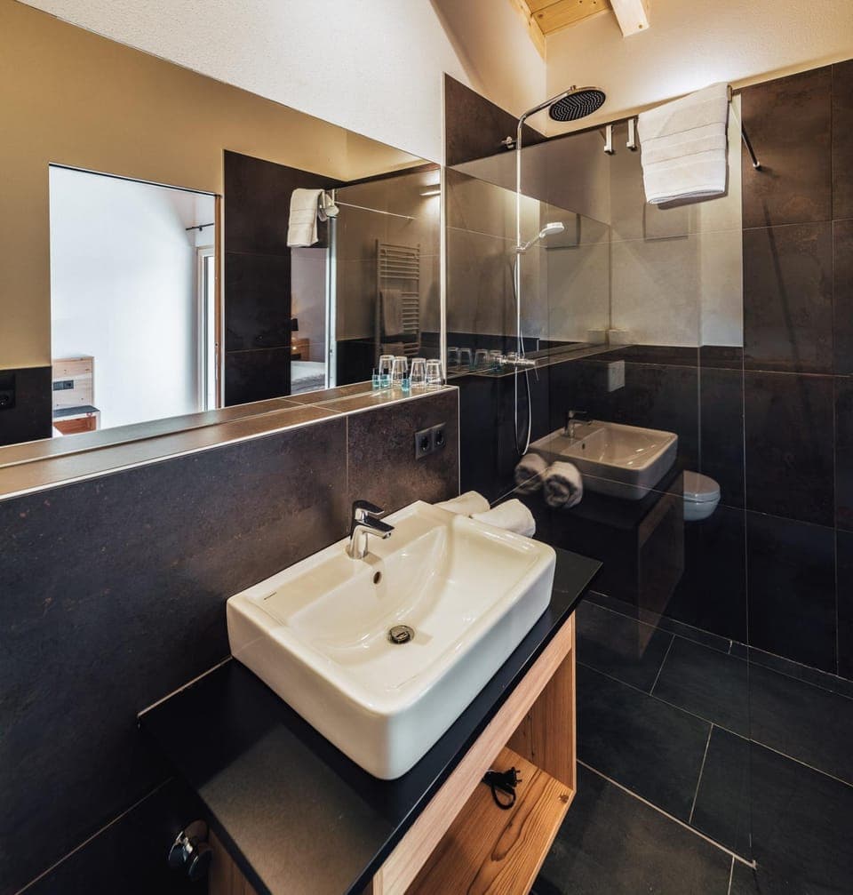 Shower, Toilet, Bathroom, towels