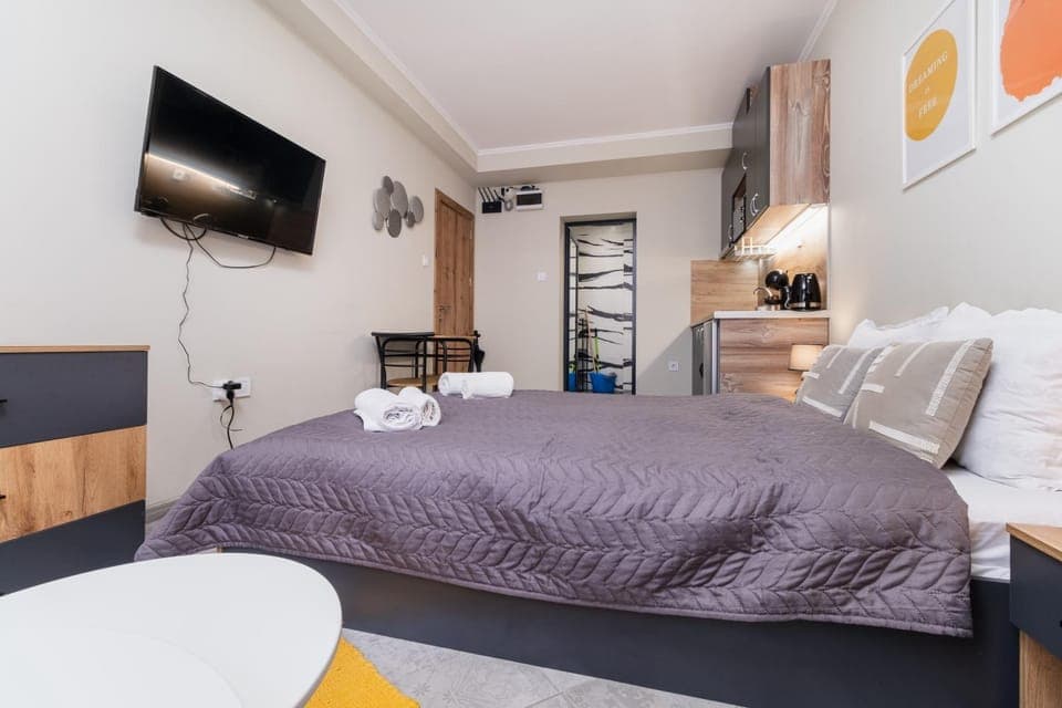 Bed, TV and multimedia, Kitchen or kitchenette, Photo of the whole room, Bedroom, towels, wardrobe