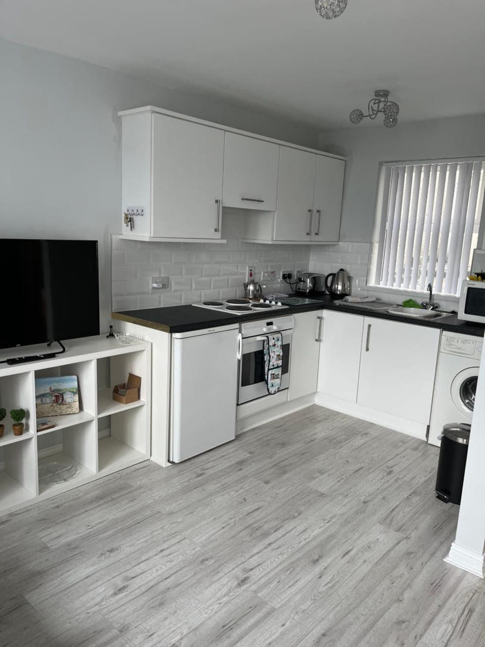 TV and multimedia, Kitchen or kitchenette, microwave, oven, stove, toaster, washing machine