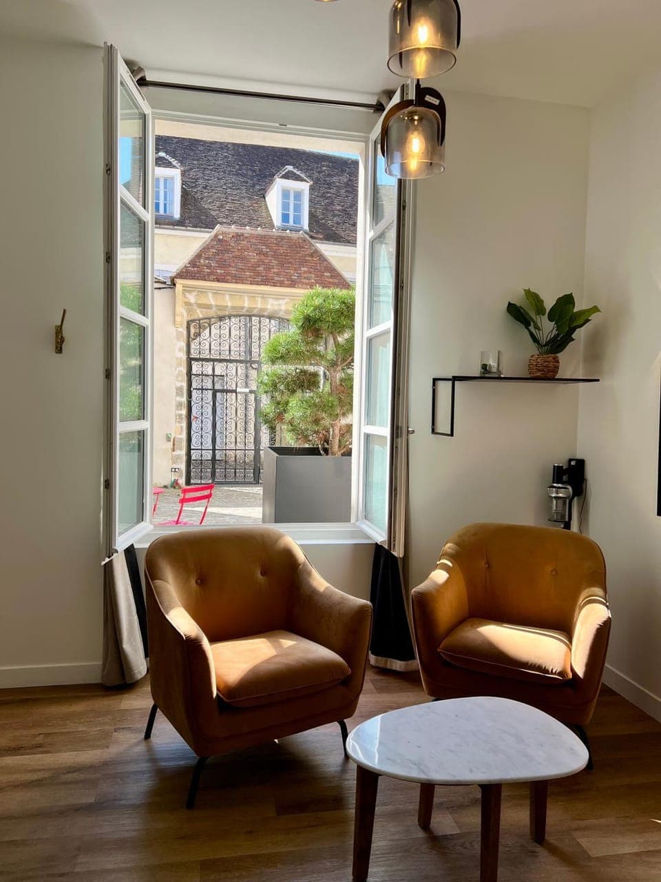 View (from property/room), Living room, Seating area, City view, Garden view