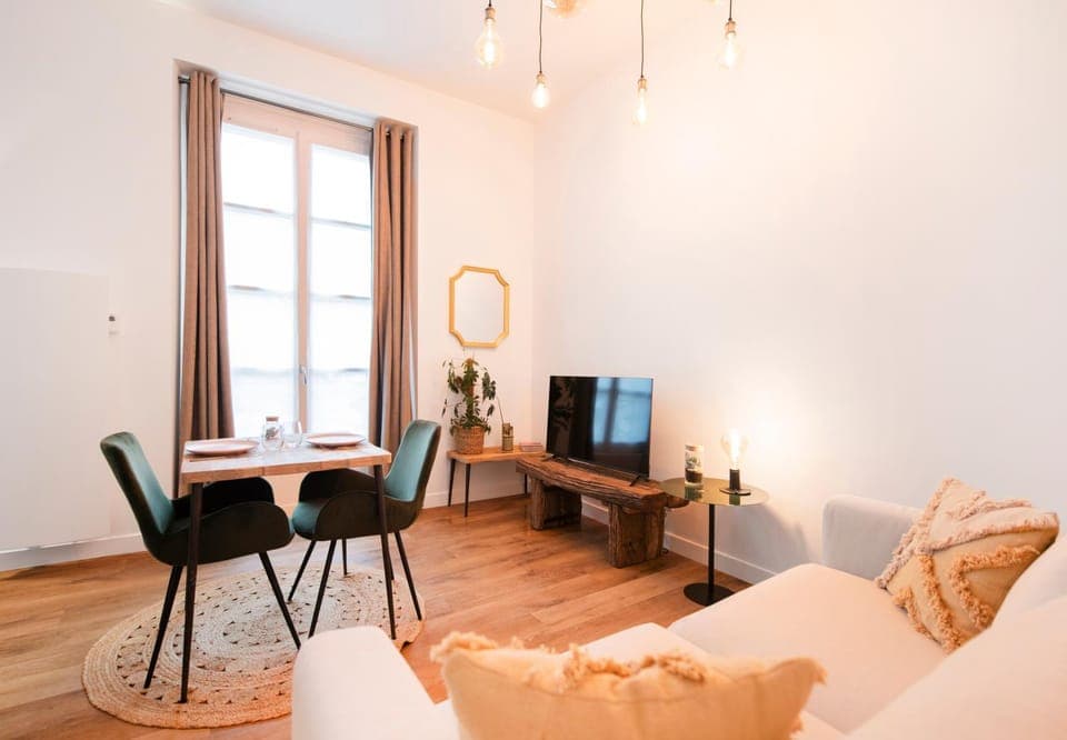 TV and multimedia, Living room, Seating area, Dining area