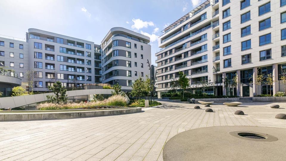 Property building, Patio, Day, Neighbourhood, Location