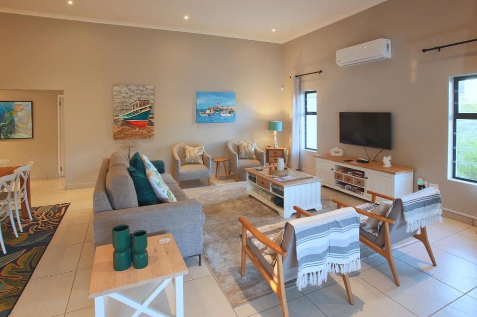 Communal lounge/ TV room, TV and multimedia, Living room, Decorative detail, Seating area