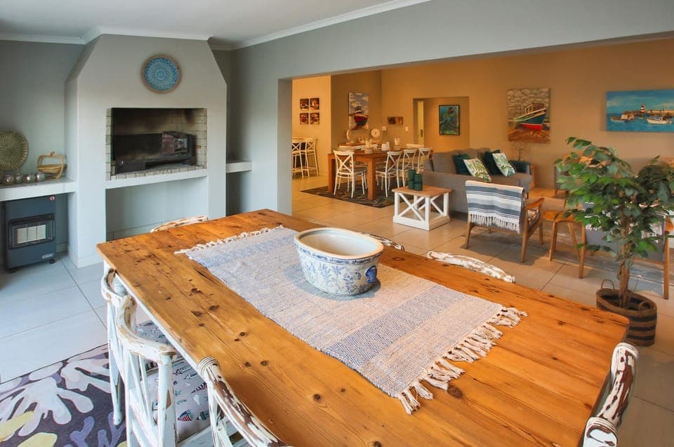 Seating area, Dining area, fireplace