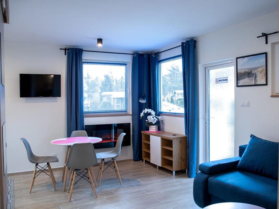 TV and multimedia, Living room, Seating area, Dining area