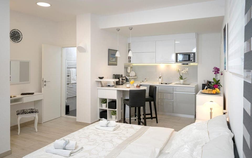 Kitchen or kitchenette, Seating area, Dining area