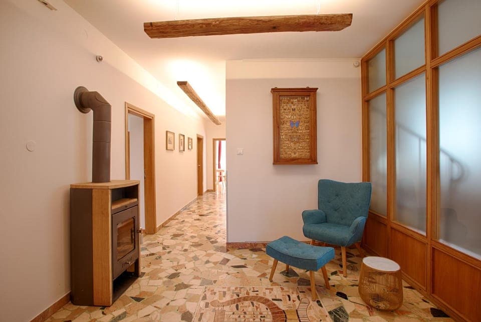 Seating area, pet friendly