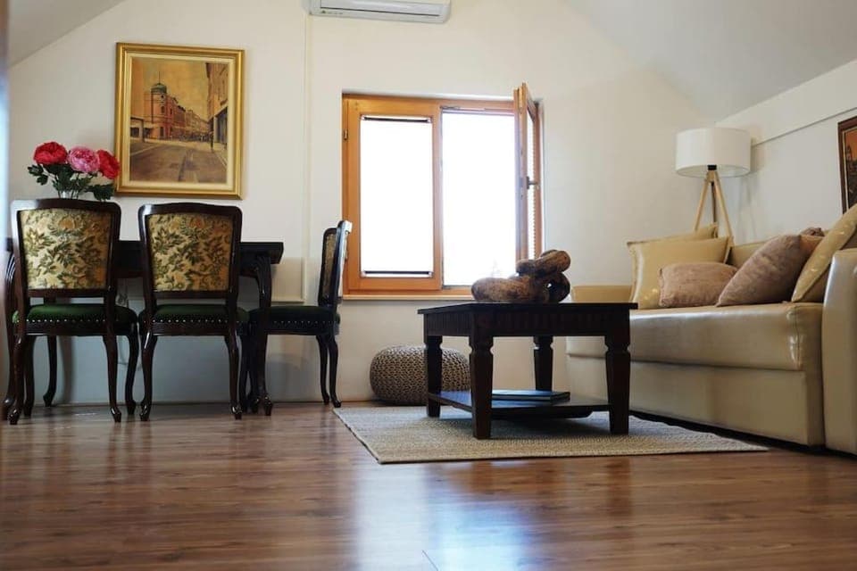 Living room, Seating area, Dining area