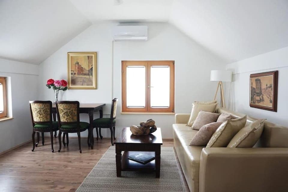 Bed, Living room, Seating area, Dining area, air conditioner