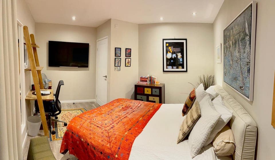 TV and multimedia, Photo of the whole room, Bedroom, hair dresser