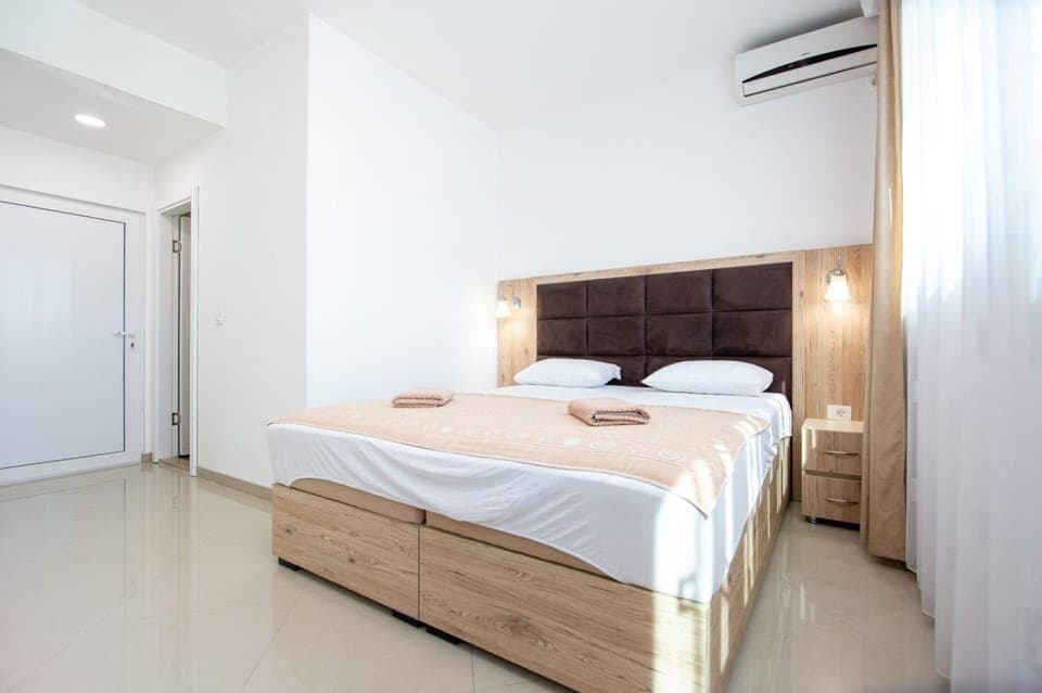 Bed, Bedroom, air conditioner