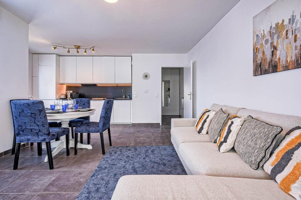 Kitchen or kitchenette, Living room, Seating area, Dining area