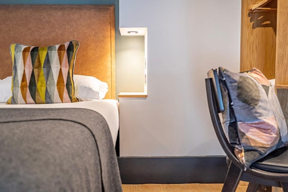 Bed, Seating area, Bedroom