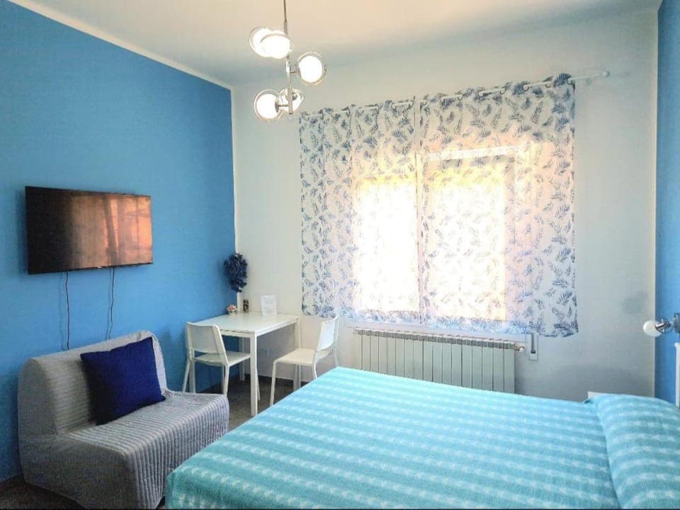 Bed, TV and multimedia, Photo of the whole room, Seating area, Bedroom, hair dresser