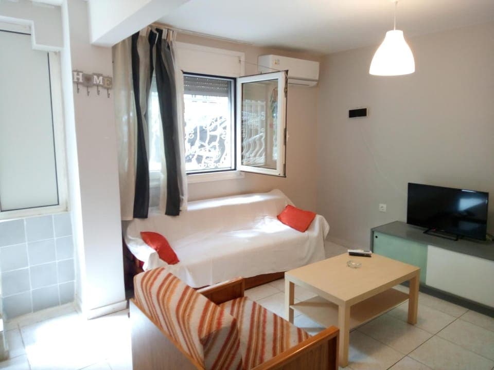 Living room, Seating area, air conditioner