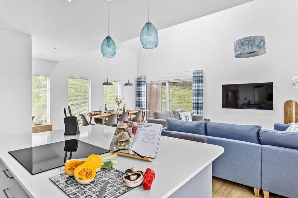 TV and multimedia, Living room, Seating area, Dining area