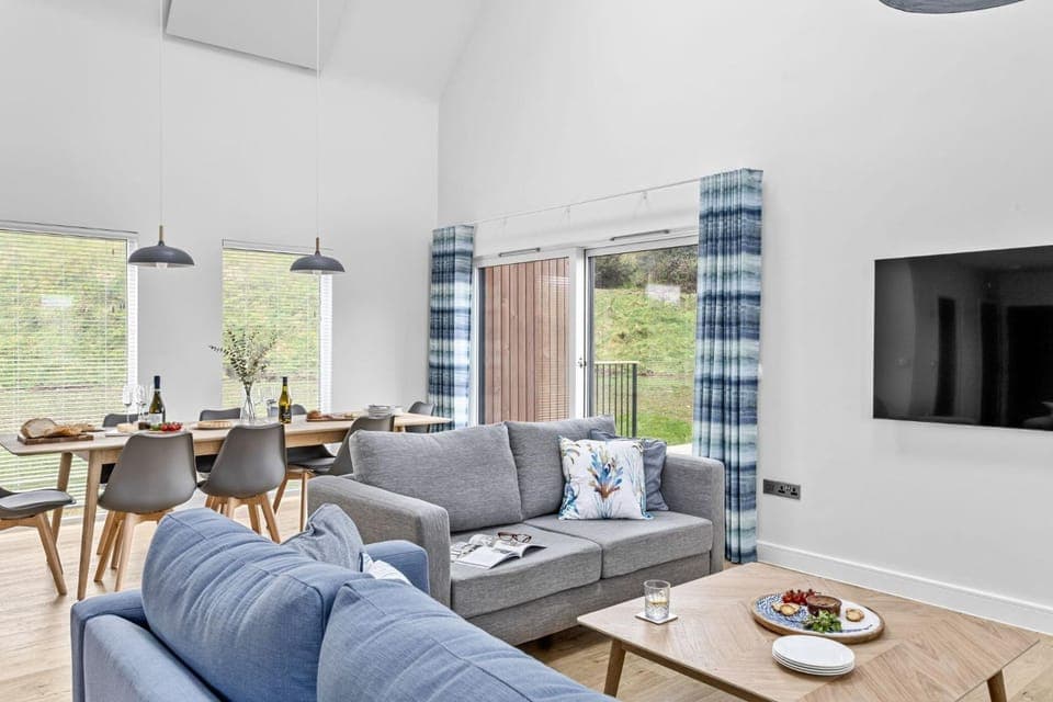 TV and multimedia, Living room, Seating area, Dining area