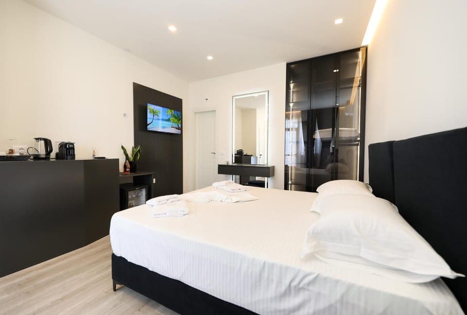 Bed, TV and multimedia, Photo of the whole room, Bedroom, hair dresser, towels