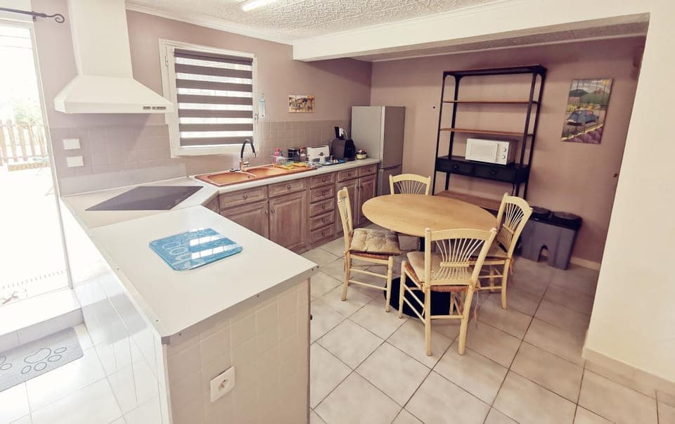 Kitchen or kitchenette, Dining area