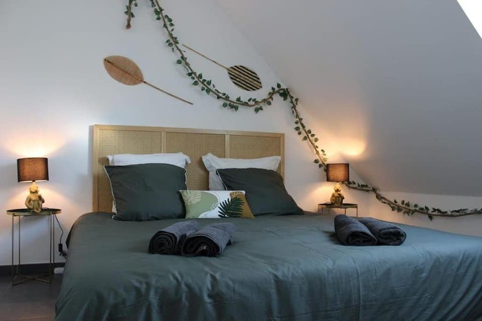 Bed, Photo of the whole room, Bedroom, towels