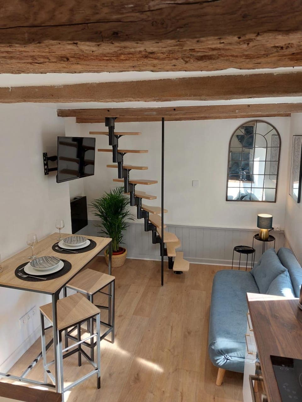 TV and multimedia, Living room, Seating area, Dining area