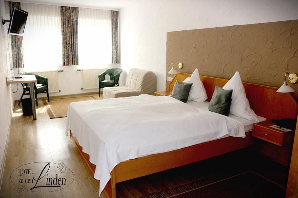 Bed, TV and multimedia, Photo of the whole room, Bedroom