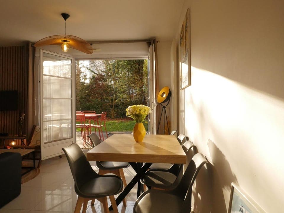 Garden, Seating area, Dining area, Garden view