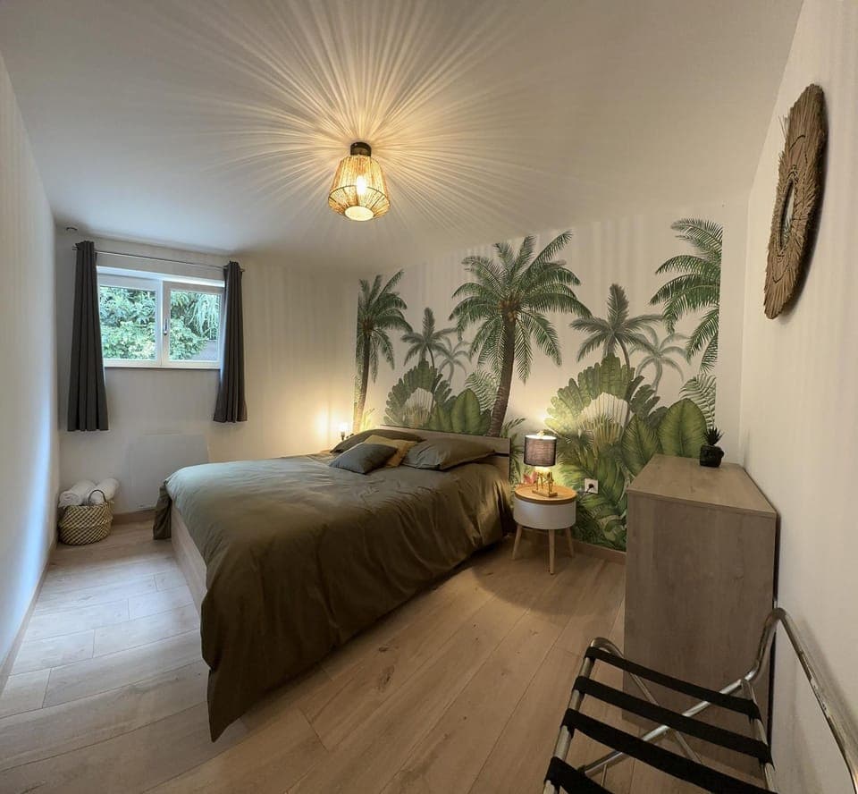 Photo of the whole room, Bedroom