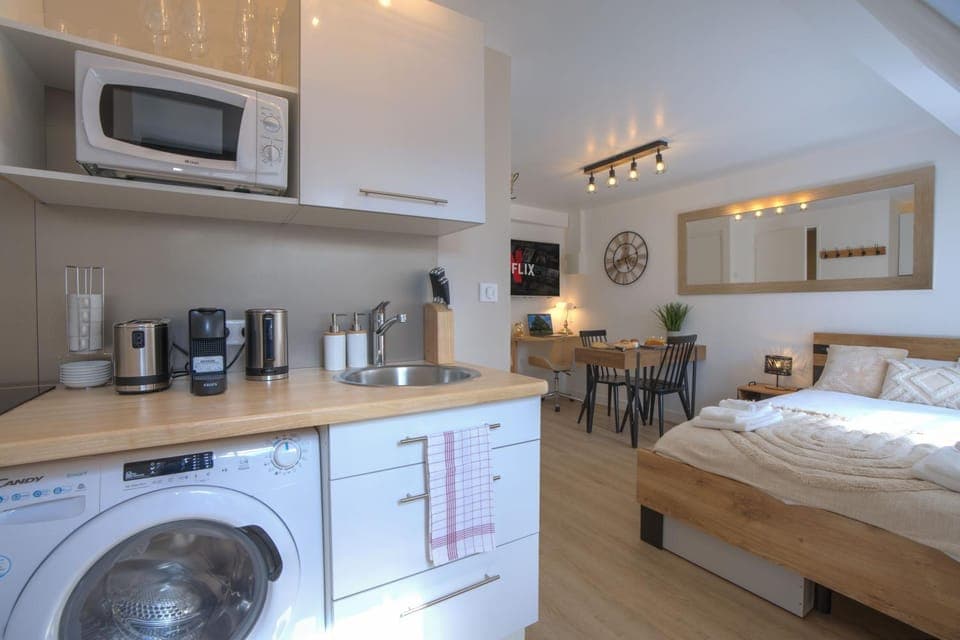 Bed, TV and multimedia, Coffee/tea facilities, Kitchen or kitchenette, Photo of the whole room, Bedroom, minibar, stove, toaster, washing machine, dryer