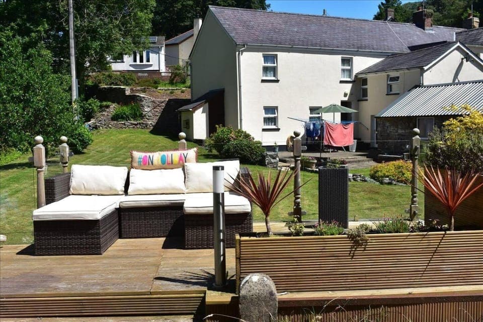 Property building, Communal lounge/ TV room, Garden, Garden, Seating area, Garden view