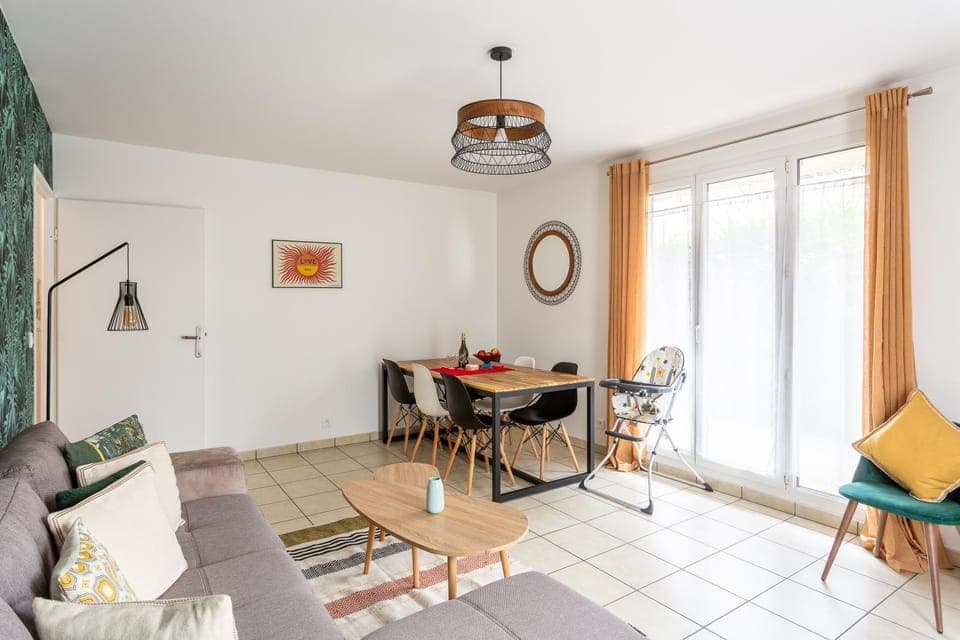 Living room, Seating area, Dining area