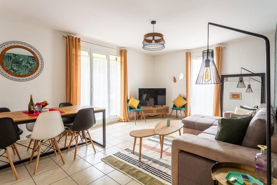 Communal lounge/ TV room, TV and multimedia, Living room, Seating area, Dining area